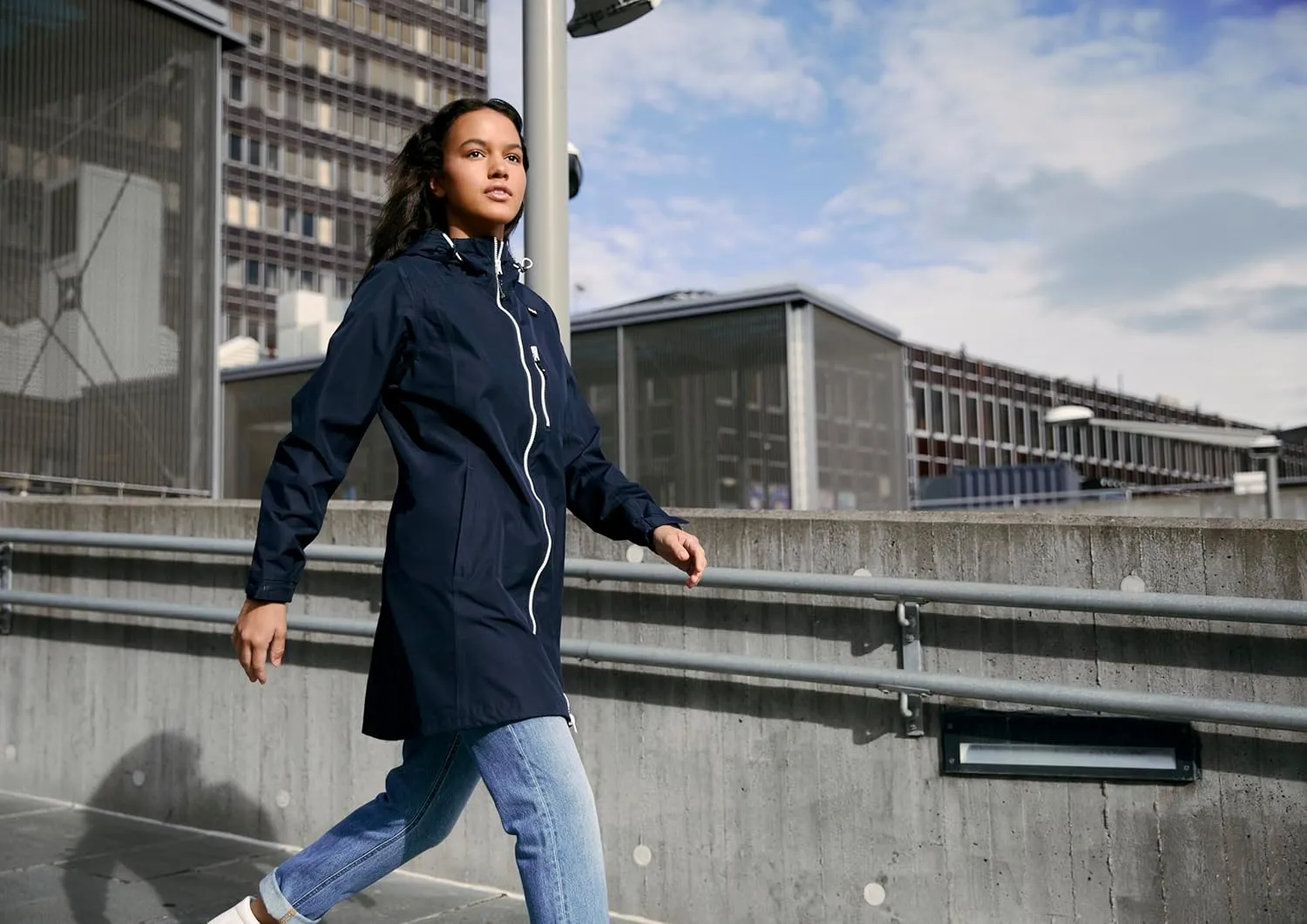 Helly Hansen Women's Long Belfast Lightweight Waterproof Windproof Breathable Raincoat Jacket with Hood